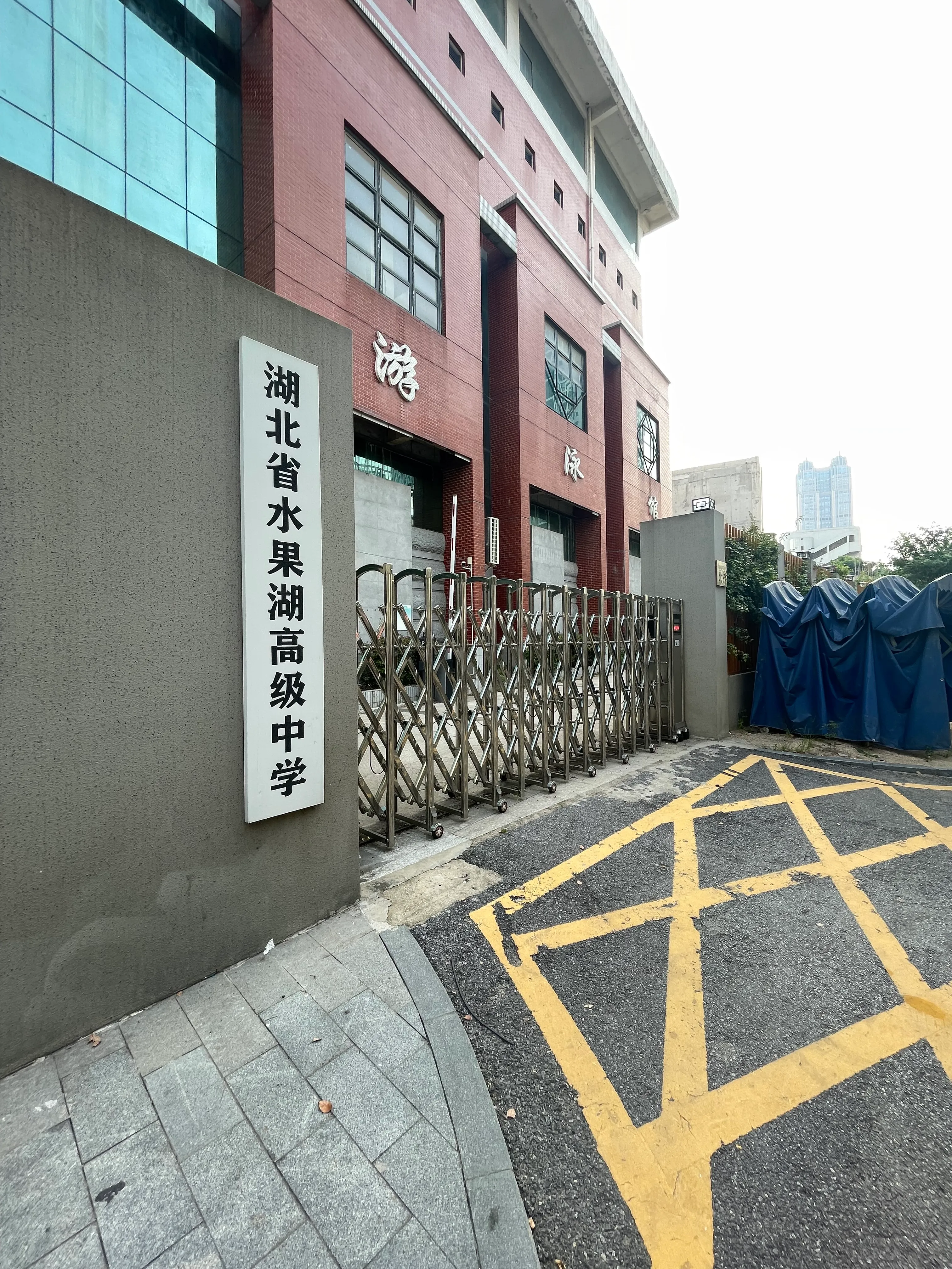 感觉这是最像原游戏里校门的地方