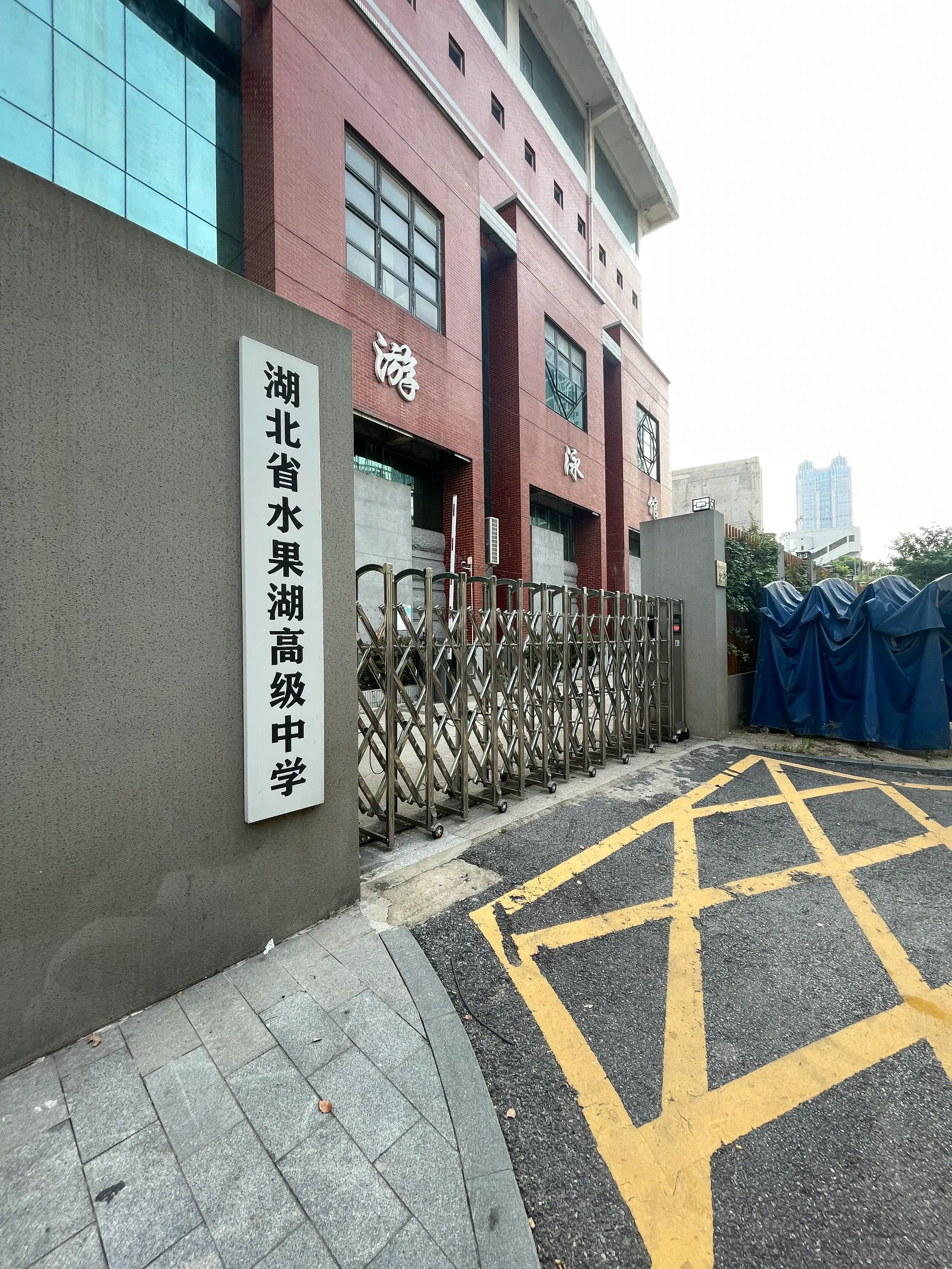 感觉这是最像原游戏里校门的地方