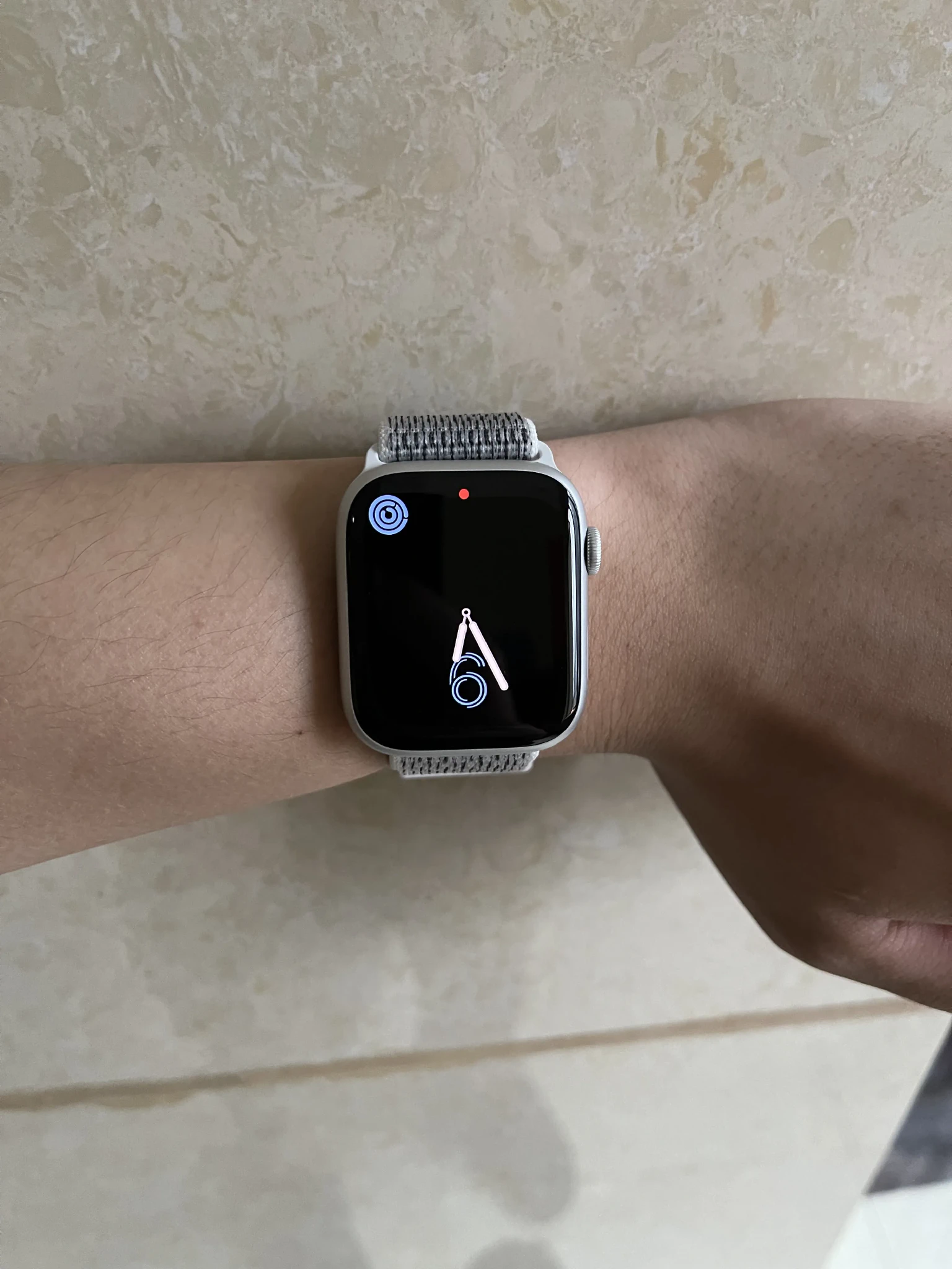 戴在手腕上的 Apple Watch