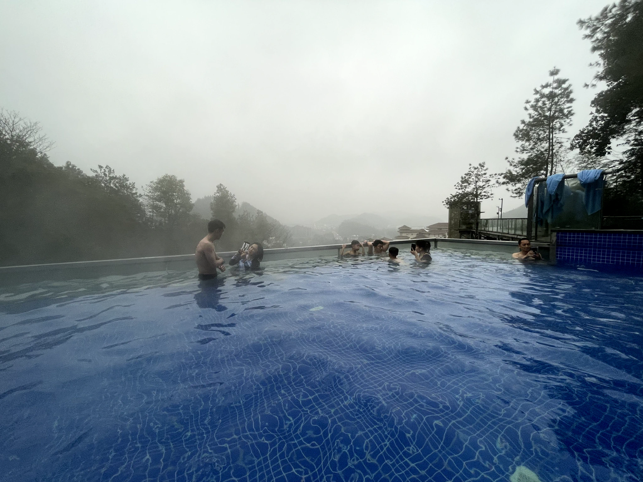 水位不够的无边泳池