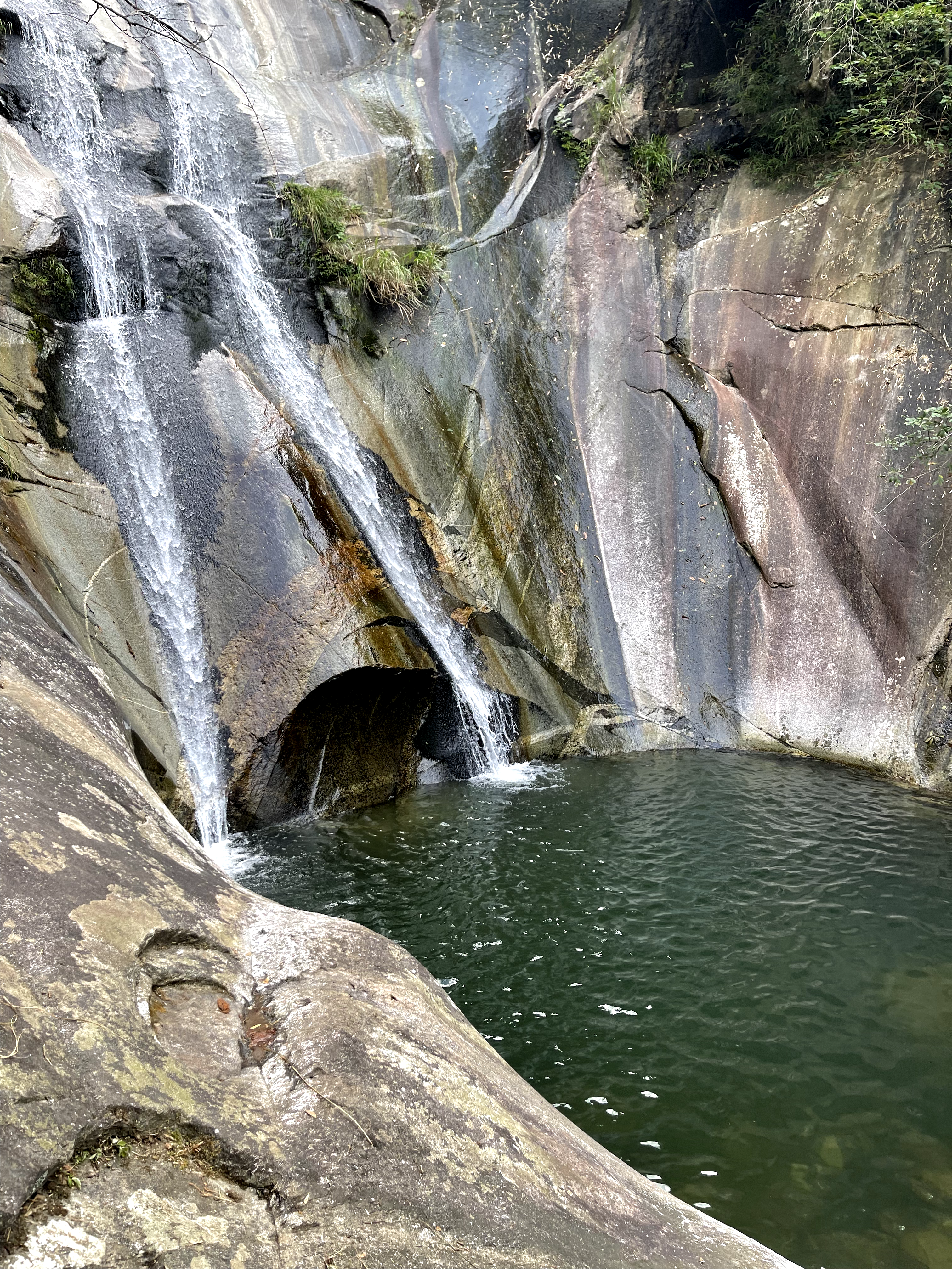 水はどんなに涼しくても、岸辺はまだ暑い