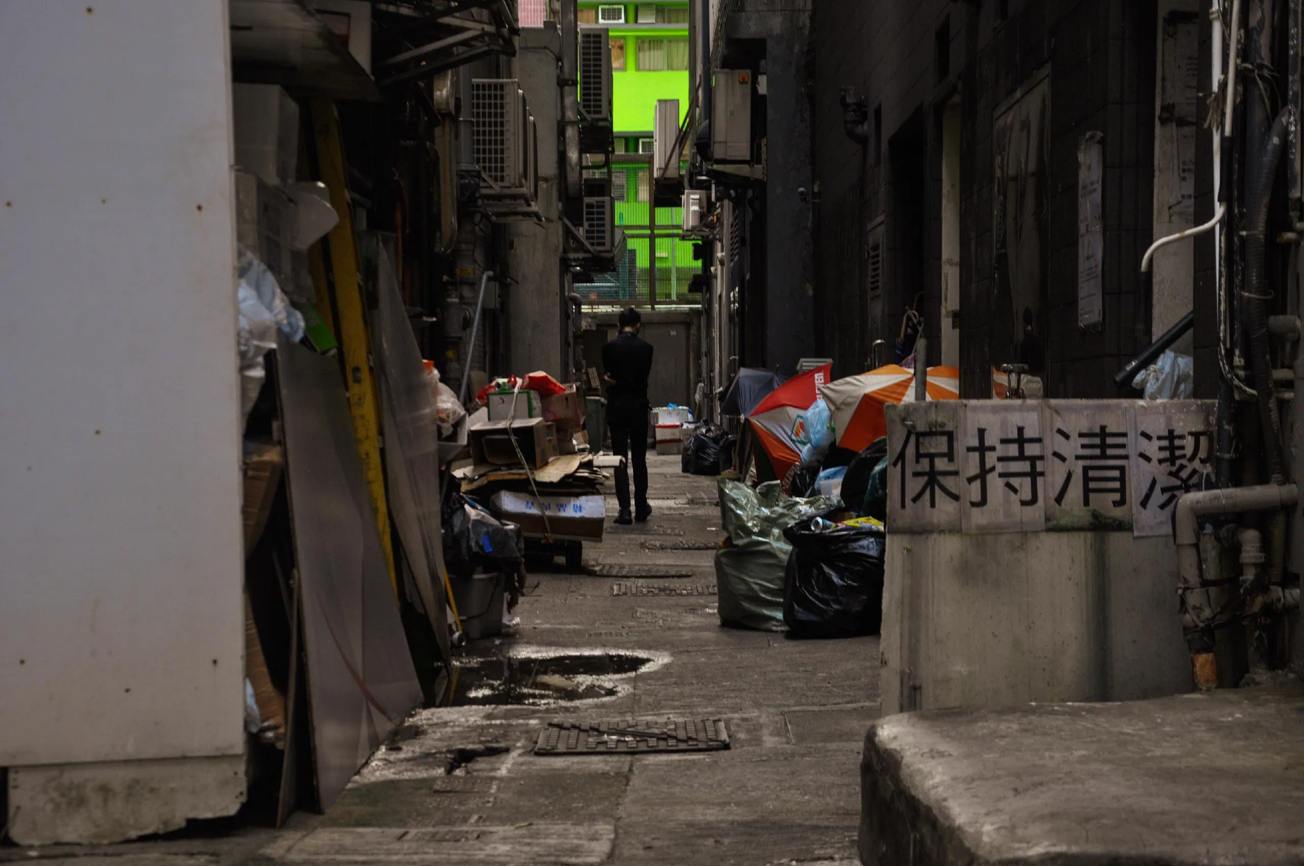 凌亂黑暗的小巷