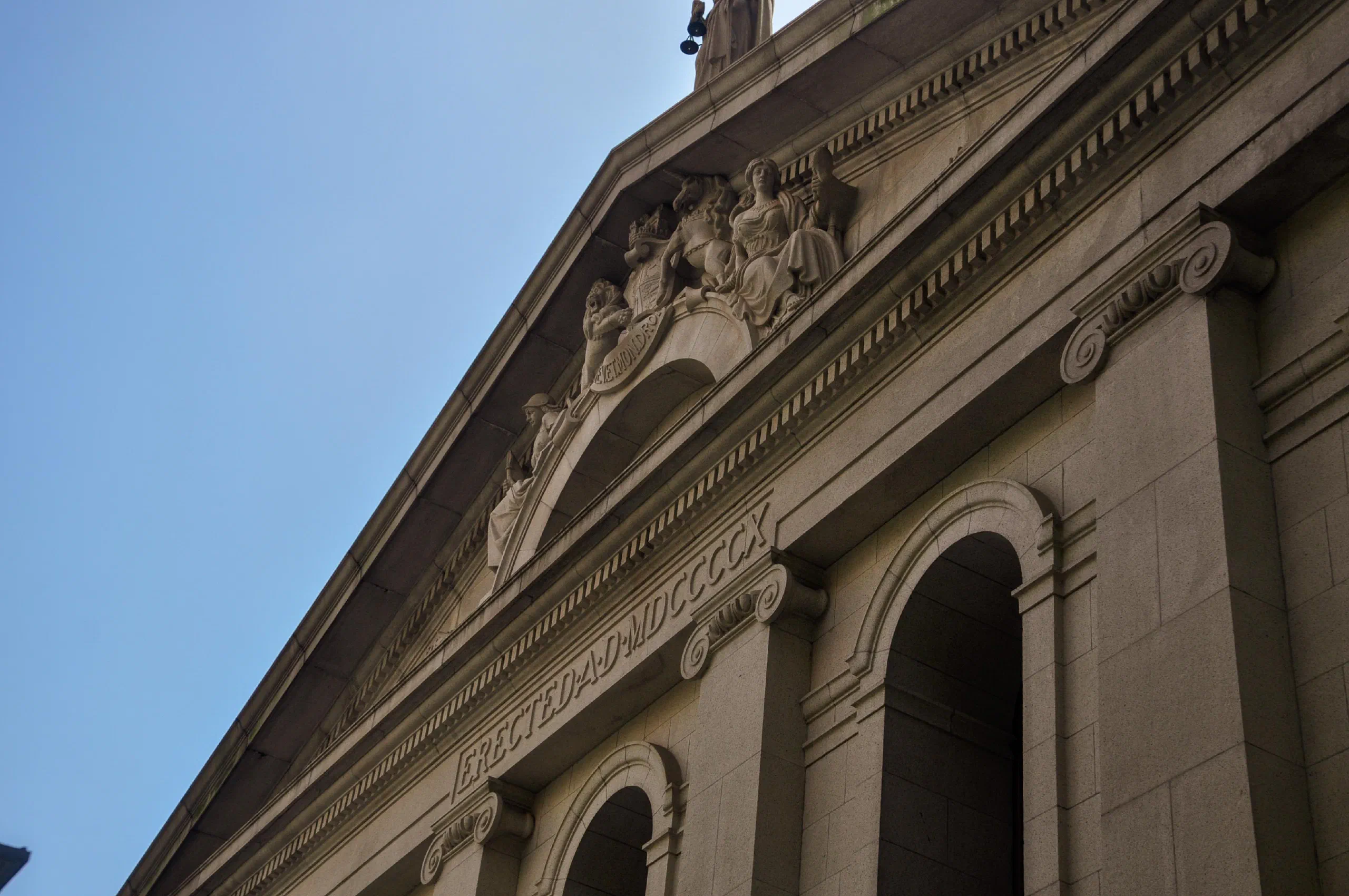 終審法院的雕塑