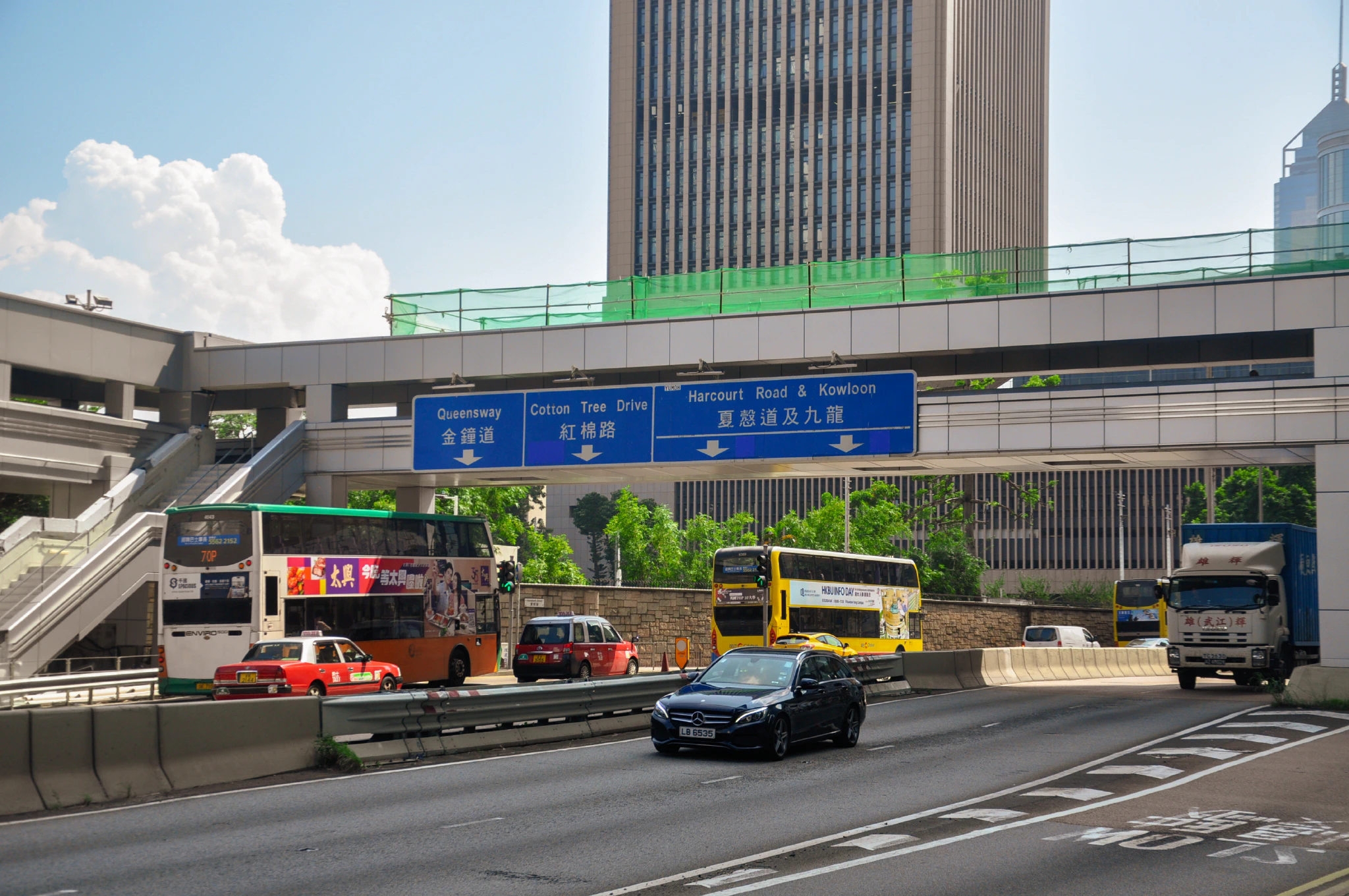 告士打道，背景可见威尔士亲王军营