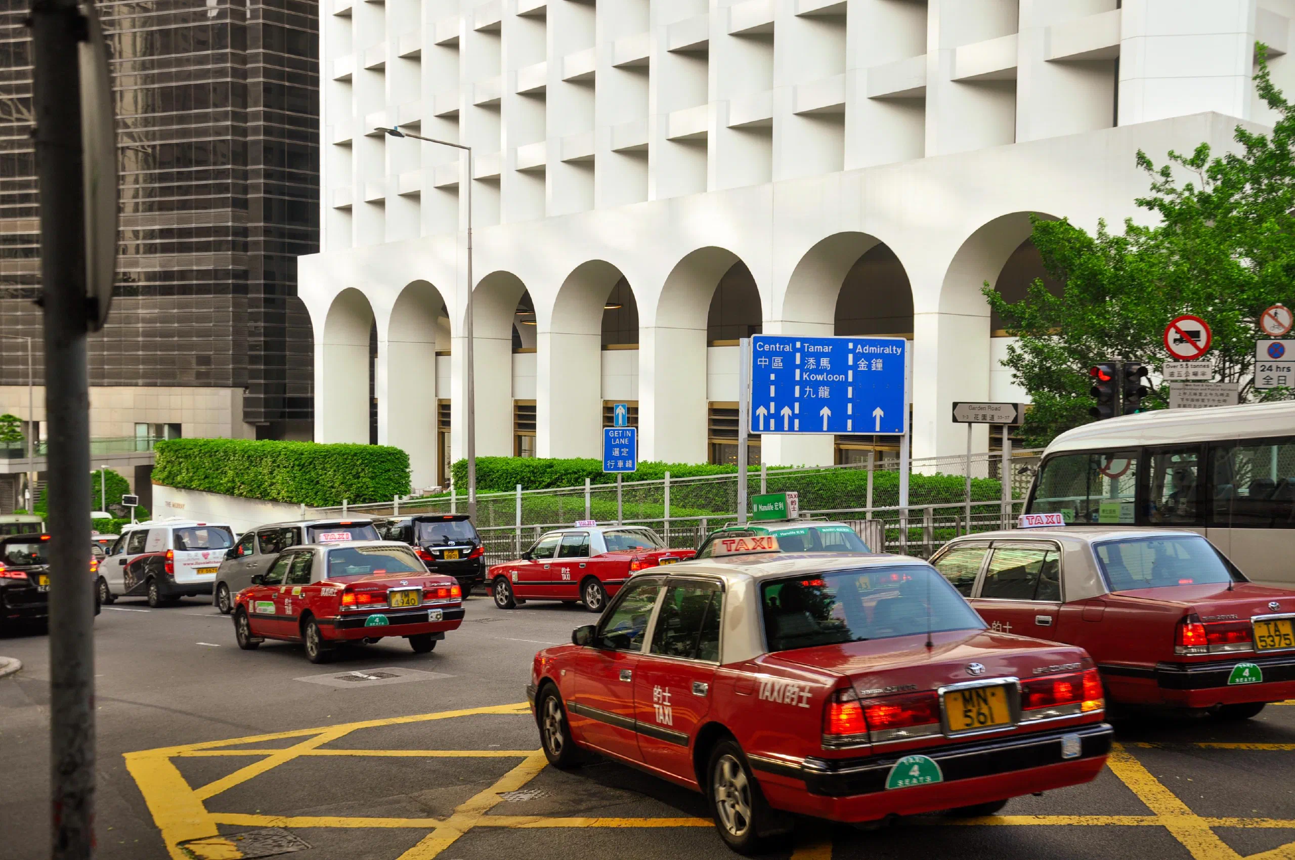 教堂附近的花園道