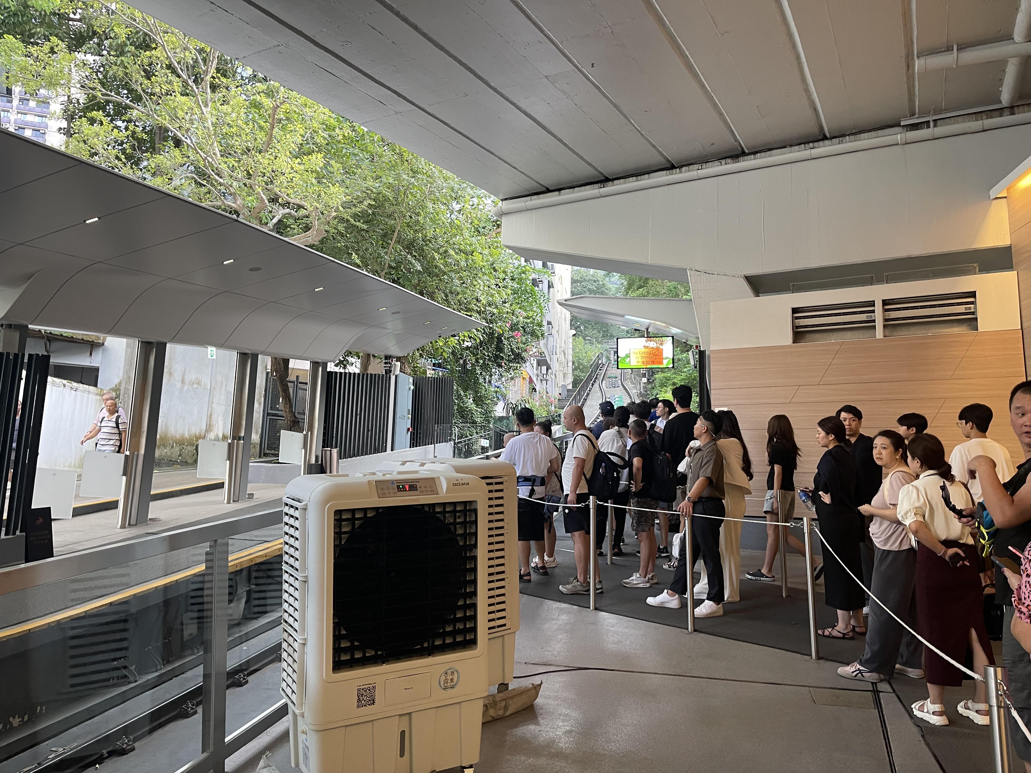 乘坐纜車的人流