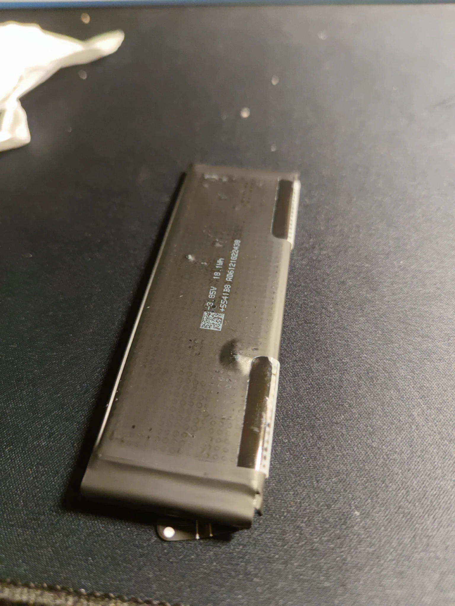 拆出来的旧电池,已经鼓包