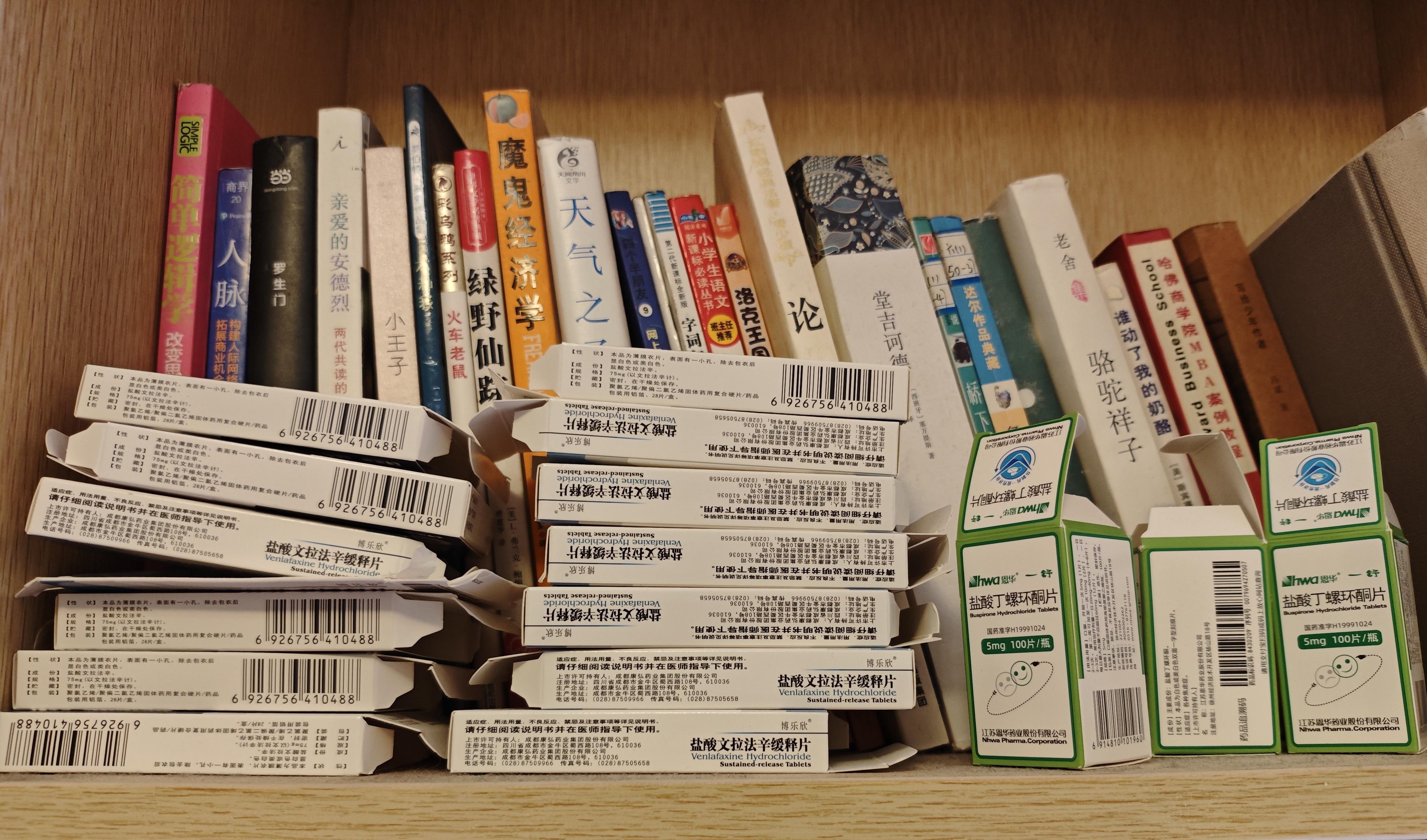 一些吃完的空盒子